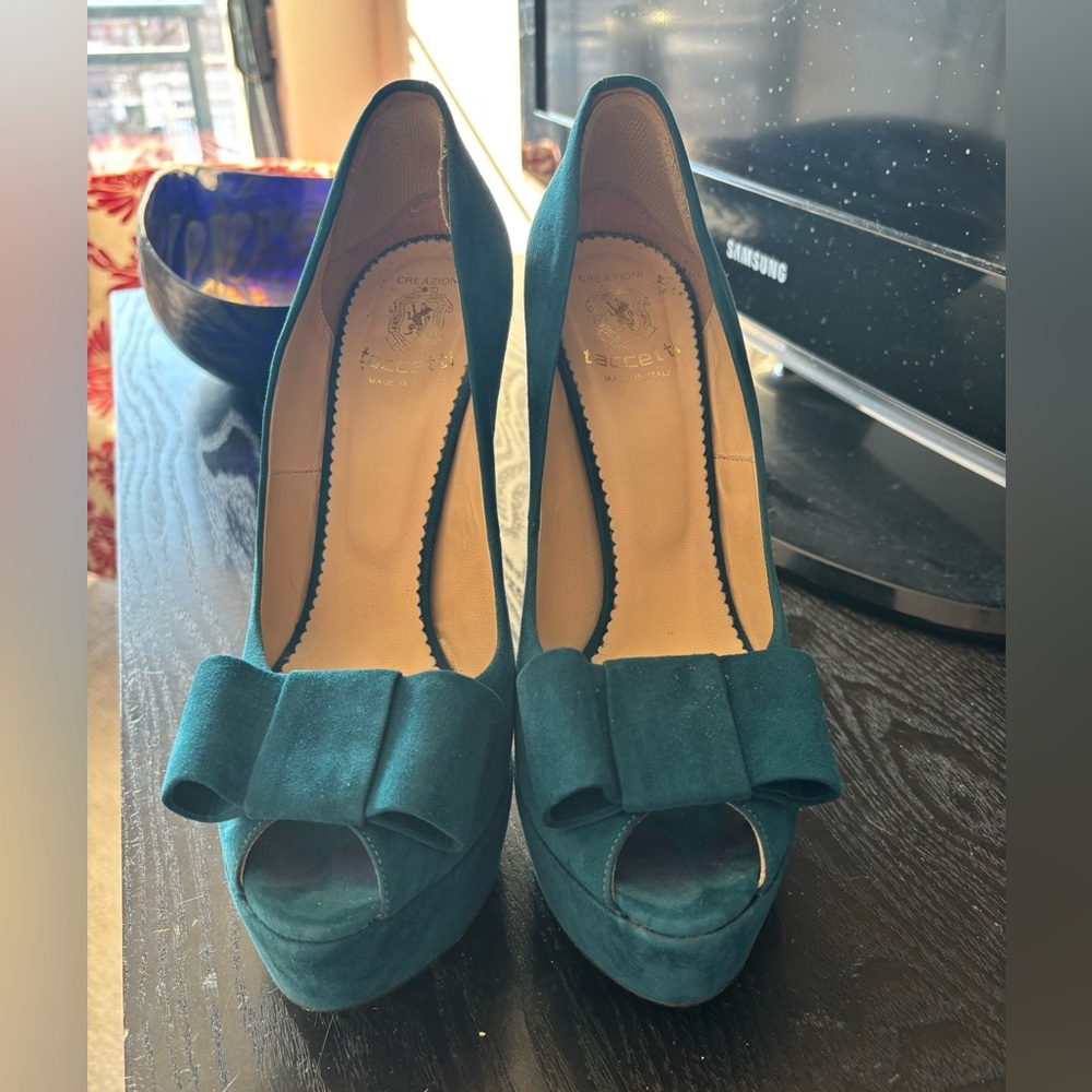 Where’re my high heel ladies at?? These are for you!! Special teal pumps, size 9
